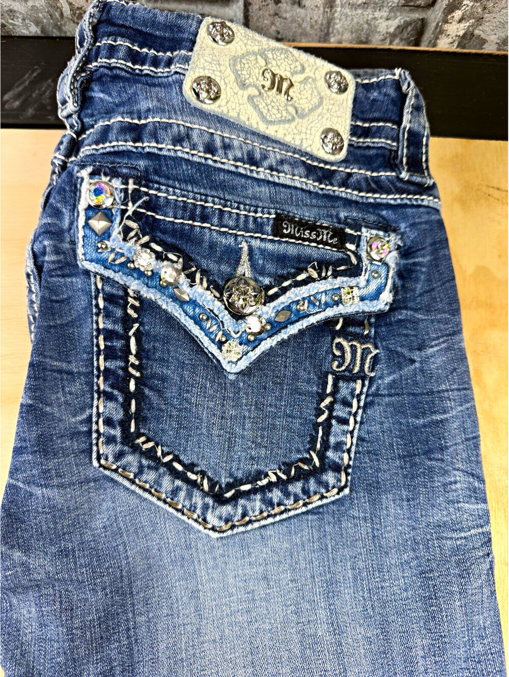 Miss Me Women's Blue Medium Wash Mid-Rise Signature Cuffed Capri Jeans, 29